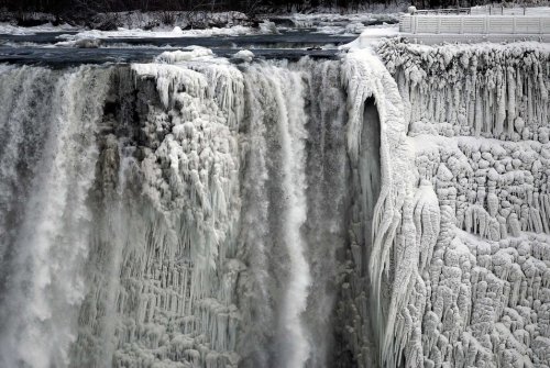 Ниагарский водопад замёрз